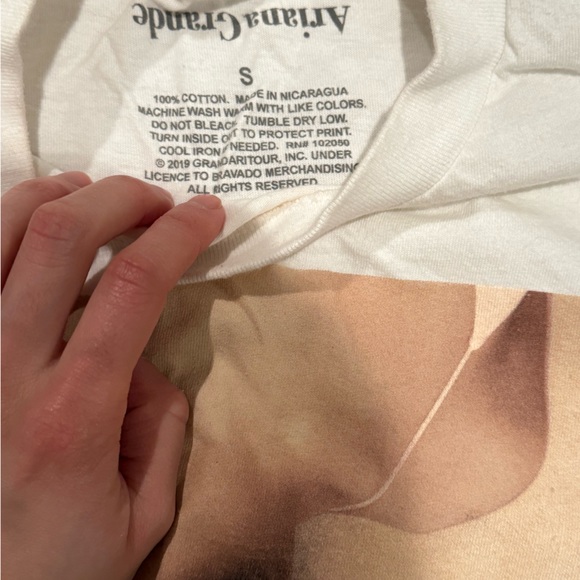 Ariana Grande Sweetner tour tee size Small - Picture 4 of 4